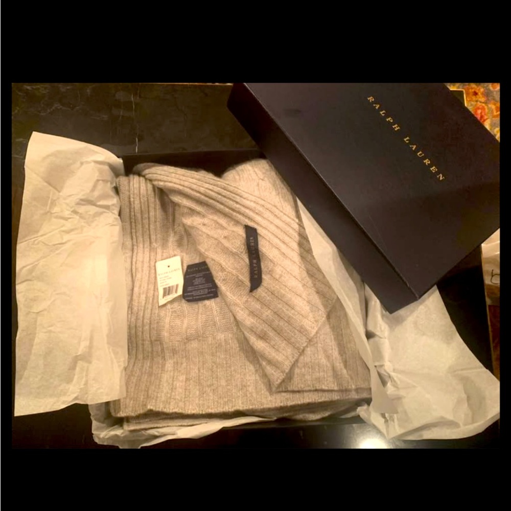 throw
New Ralph Lauren 100% cashmere
